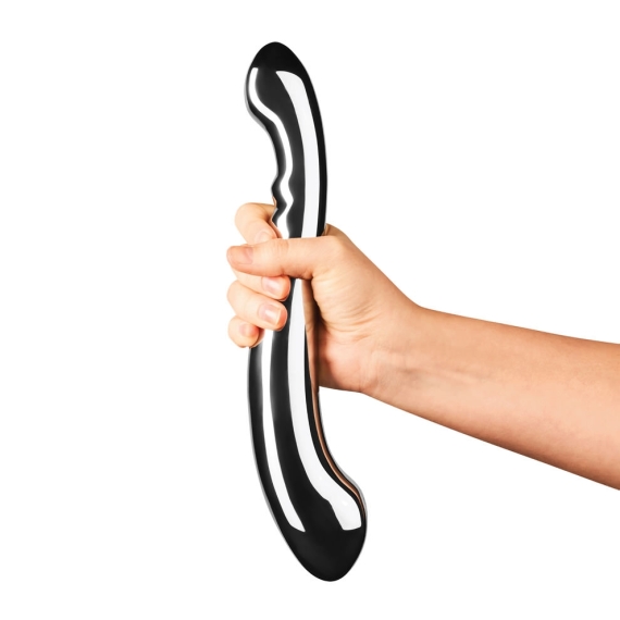 Using the Le Wand Contour Stainless Steel Sex Toy for Temperature Play